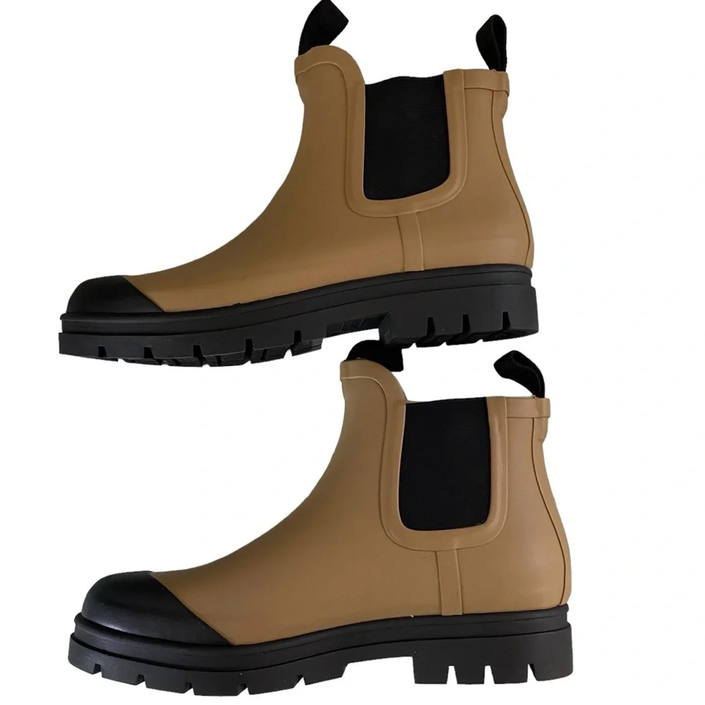 Everlane The Rain Boot in Golden Oak ankle height Chelsea rubber tan and black 8